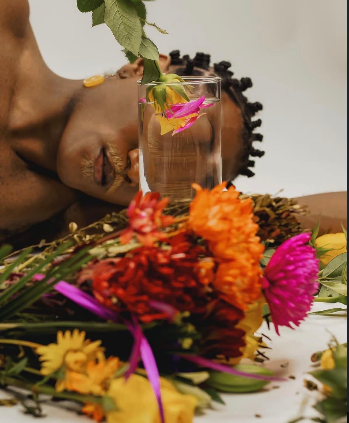 Sesión de fototerapia entre flores